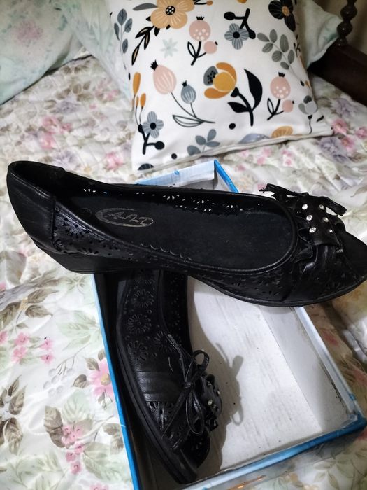 Sandálias pretas cunha nr37