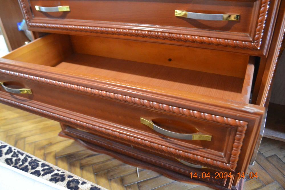 Комод на 4 выдвижных ящика. Высота 90 см. Верхняя крышка: 104х53 см.