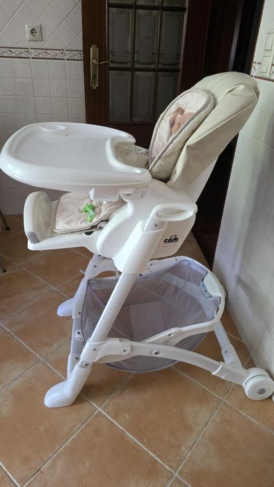 Cadeira de refeição de bebé quando não está a ser utilizada fecha-se e ocupa menos espaço