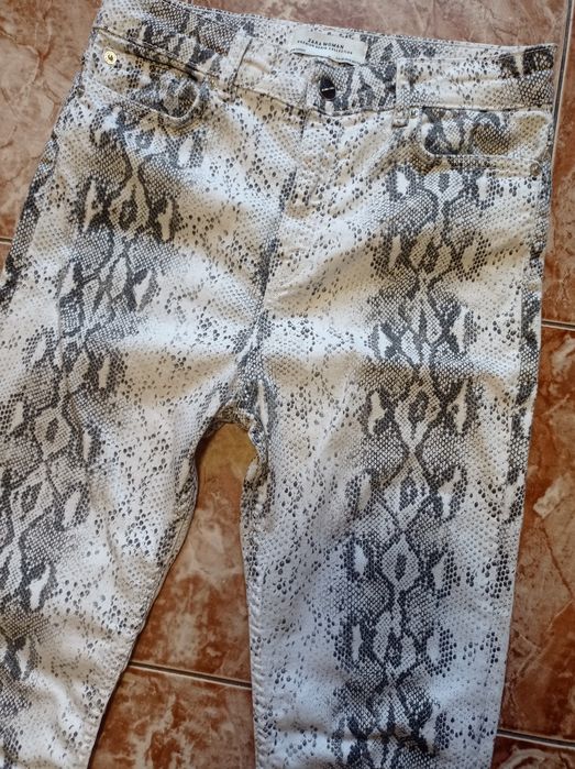 Джинсы скини ZARA, змеиный принт, питон, высокая посадка