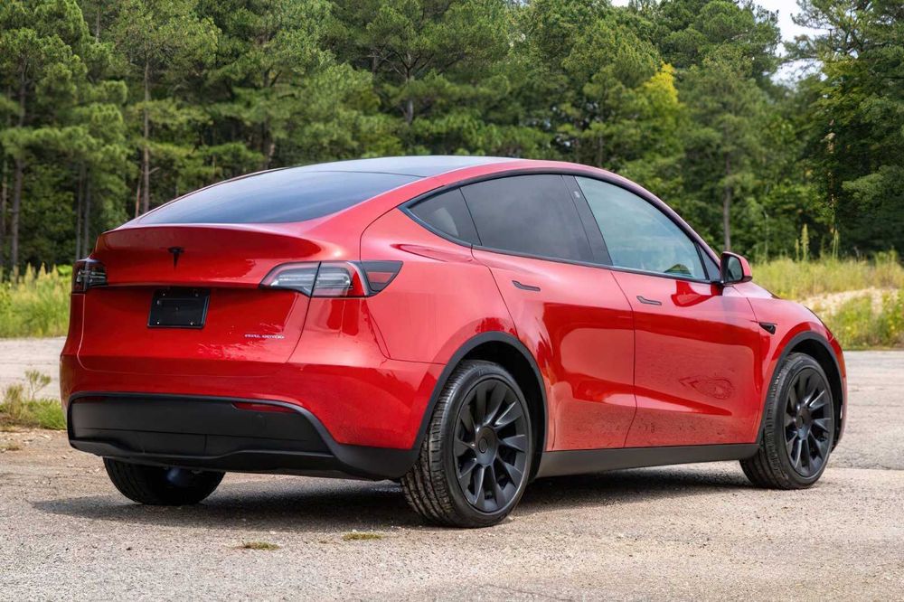 Tesla Model Y Long Range      2023