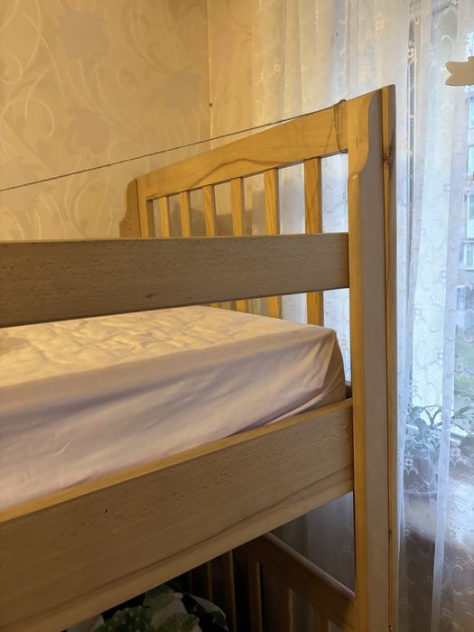 Ліжко двухярусне деревяне з матрацами