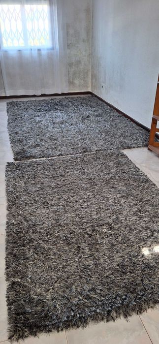 2 tapetes impecáveis em cinza