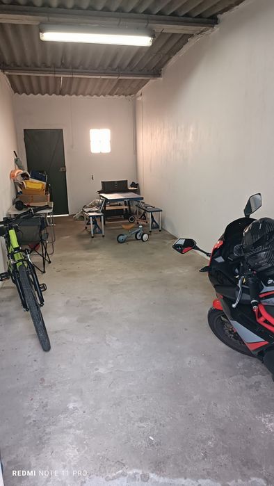 Arrenda-se Garagem / Arrumos