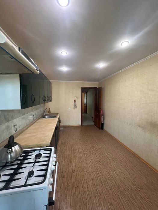 Продам 4х кімнатну квартиру з автономкою у центрі міста.