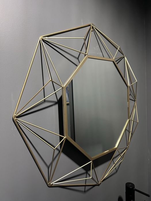 Lustro geometryczne w zlotej ramie