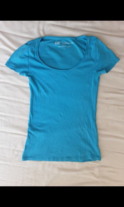 Gładka jasnoniebieska rozciągliwa koszulka z krótkim rękawem