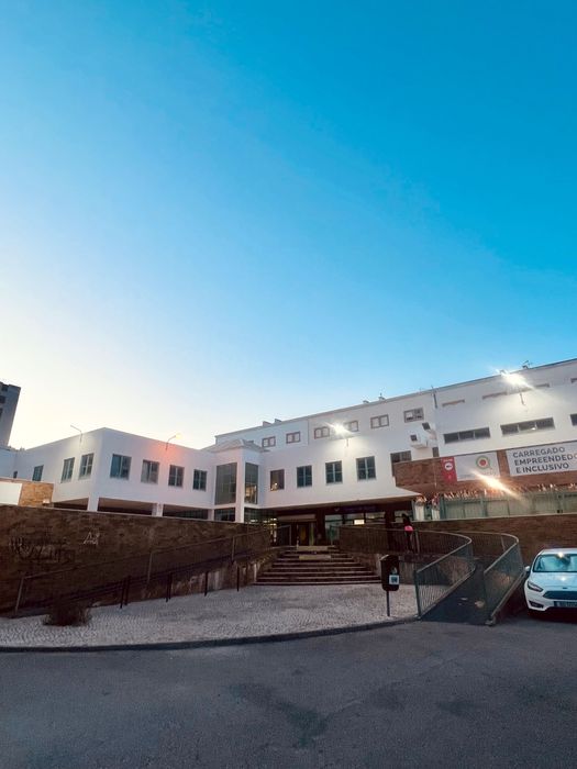 Lojas/ escritório em centro comercial no carregado