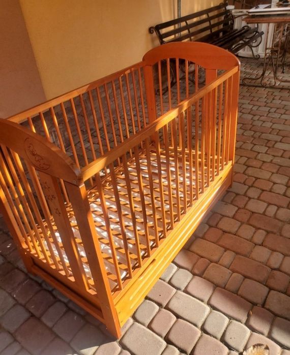 Дитяче ліжко з матрасом 125см×,65см з натурального дерева.