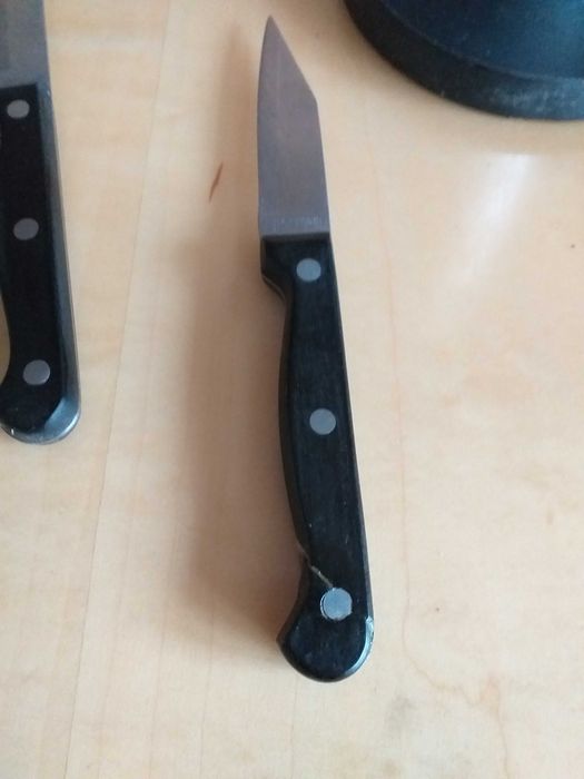 Noże w drewnianym stojaku, bloku ze stalową obudową