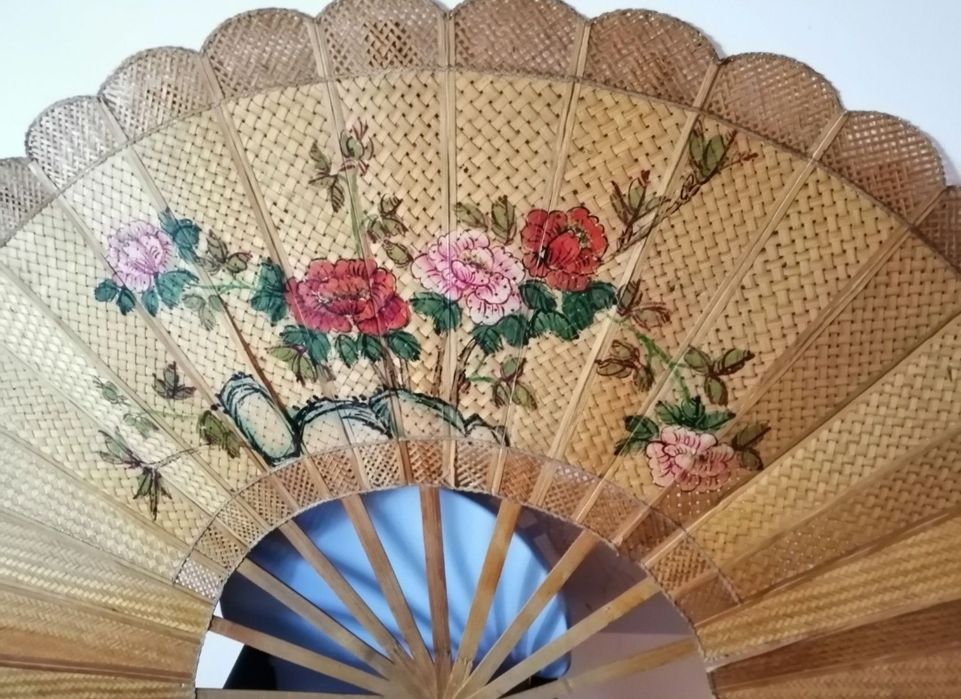 Leque decoração pintado à mão. Antigo