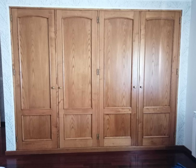 Roupeiro de Quarto - Portas de madeira de Carvalho