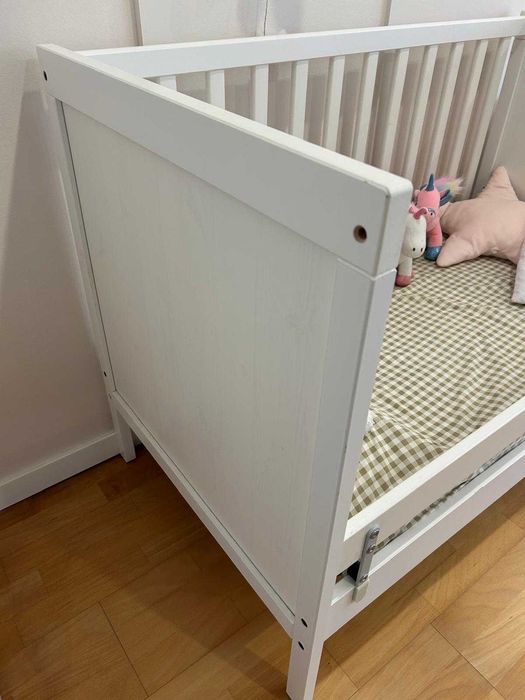Berço IKEA SUNDVIK + colchão JÄTTETRÖTT + lateral segurança NATTAPA