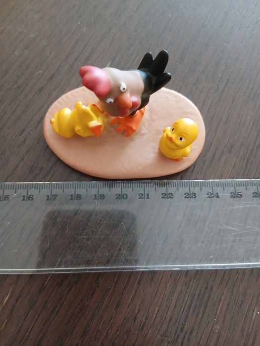 Figurka kura z pisklętami