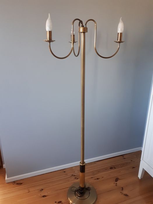 Złota lampa podłogowa