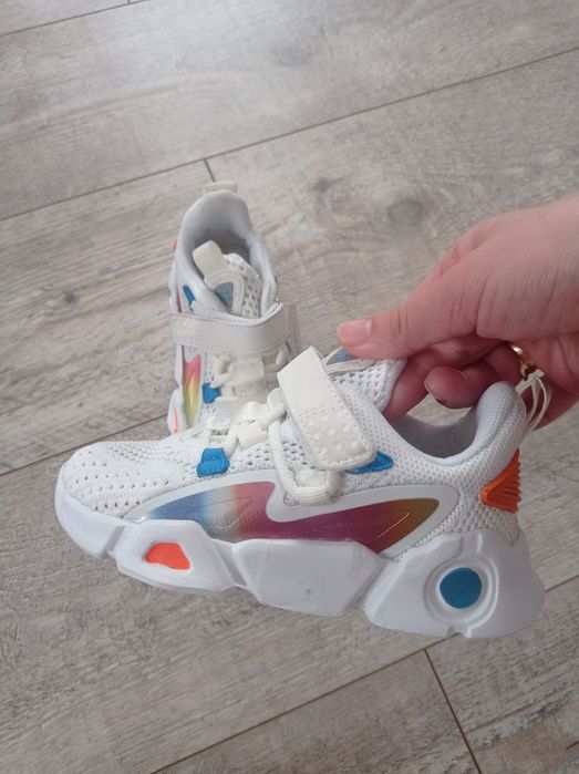 Нові кросівки для дівчинки 27-28 розмір