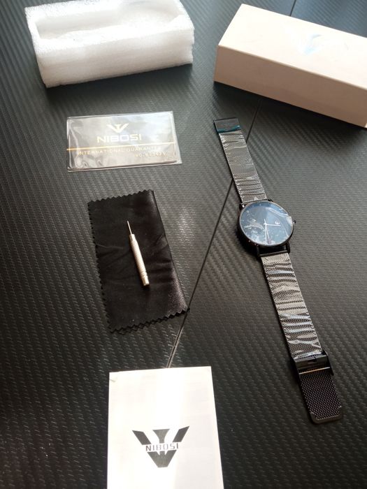 Nowy czarny zegarek na rękę