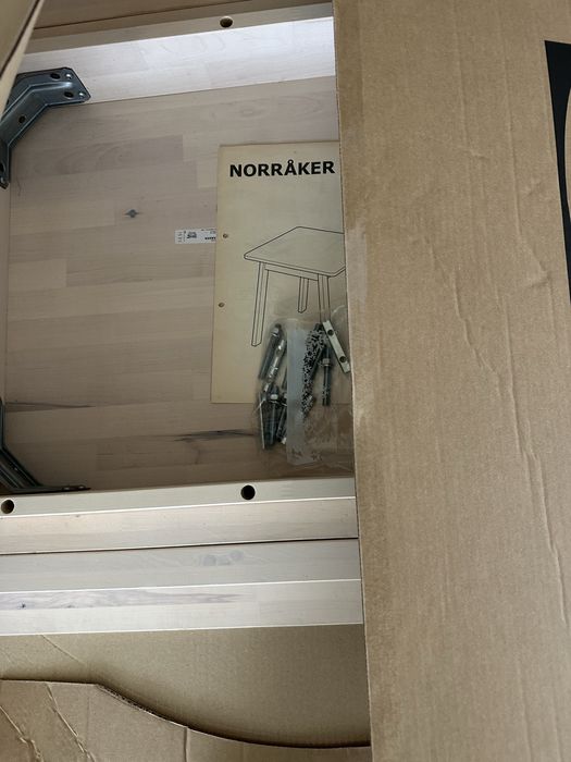 Conjunto de mesa e 3 cadeiras em madeira