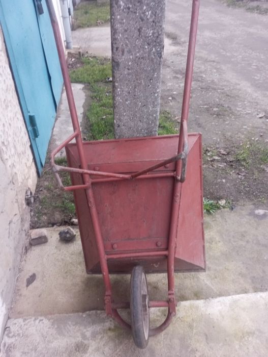 Тачка металлическая крепкая.
