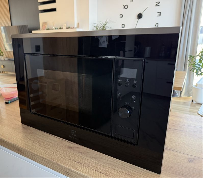 Kuchenka mikrofalowa Electrolux 300 LMS2203EMX