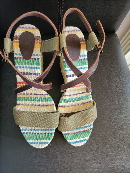 Sandálias Benetton novas