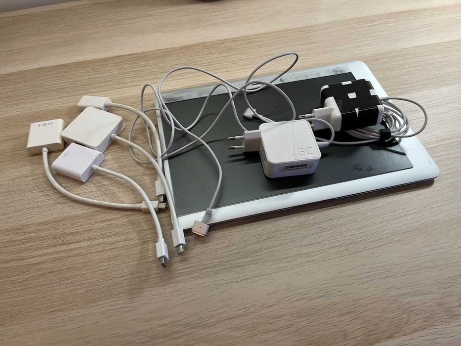 MacBook Air A1466, i7, 8GB RAM, 256GB, stan BDB, zestaw, 2x zasilacz