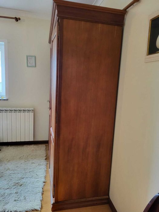 Roupeiro em madeira cerejeira