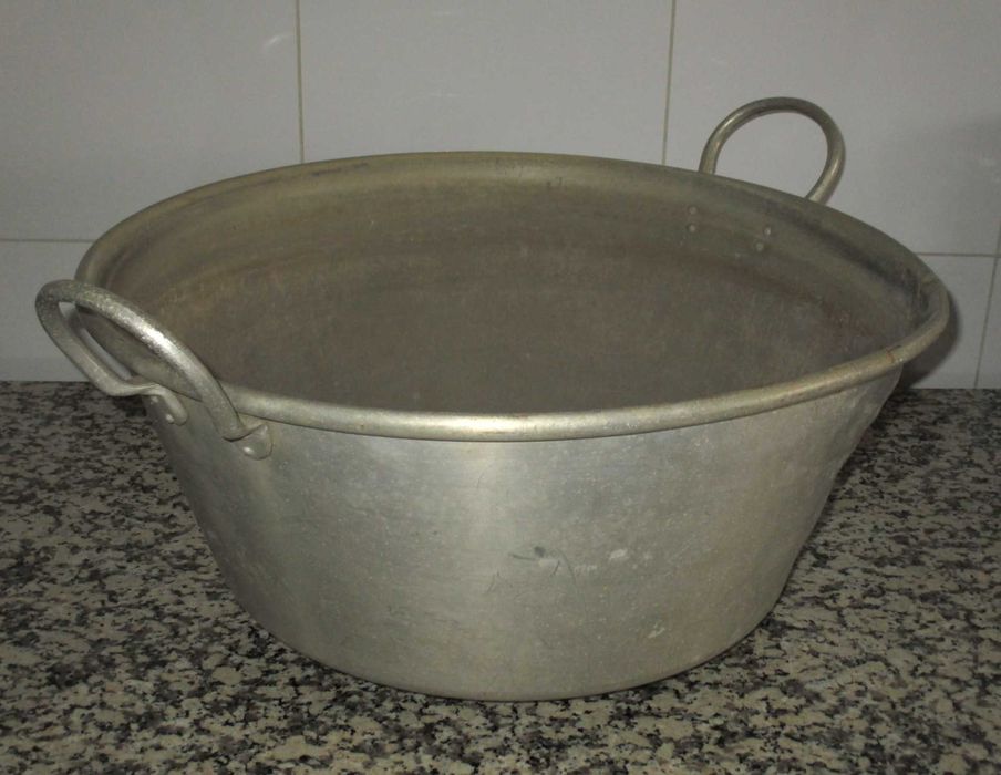 Bacia Tradicional em Alumínio com Pegas Laterais