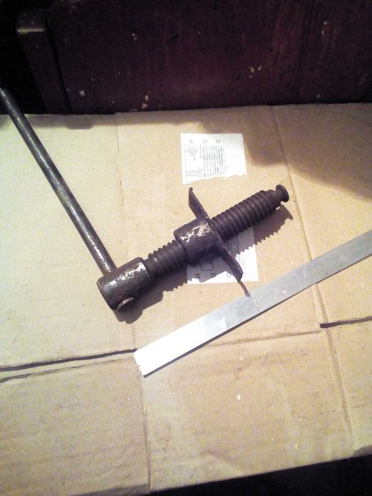 Винты с трапециевидной резьбой. Винт для тисков. Винт для пресса.