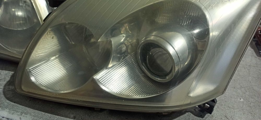 Farol Toyota Avensis