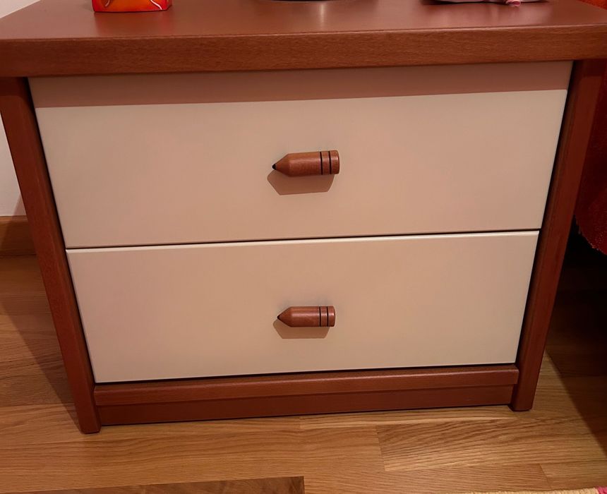 Cama corpo e meio, colchão e mesa de cabeceira