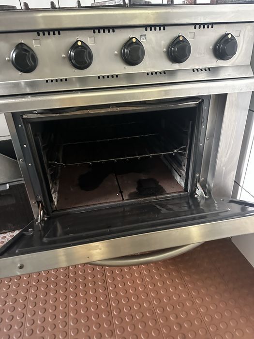 Fogão industrial com 4 bicos e forno  a gás