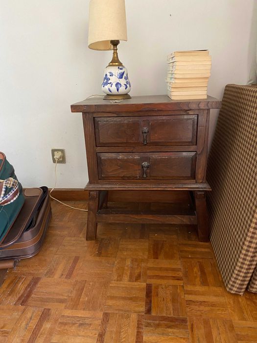 Mesa de cabeceira em castanho com duas gavetas