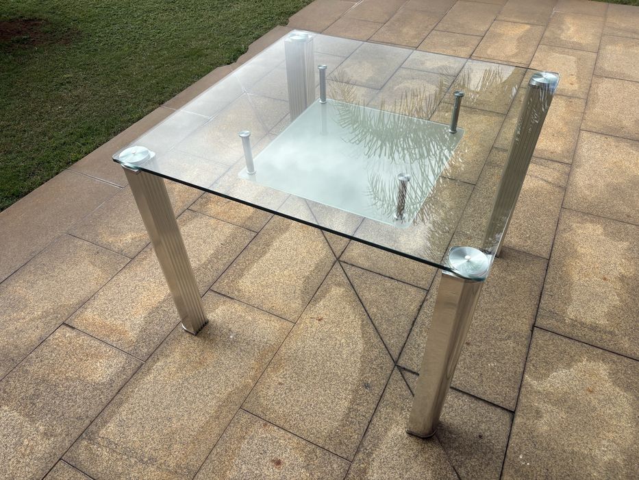 Mesa de cosinha 1x1 em vidro ……………………