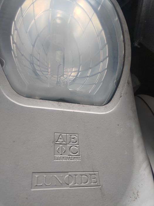 Lampy lunoida parking hala