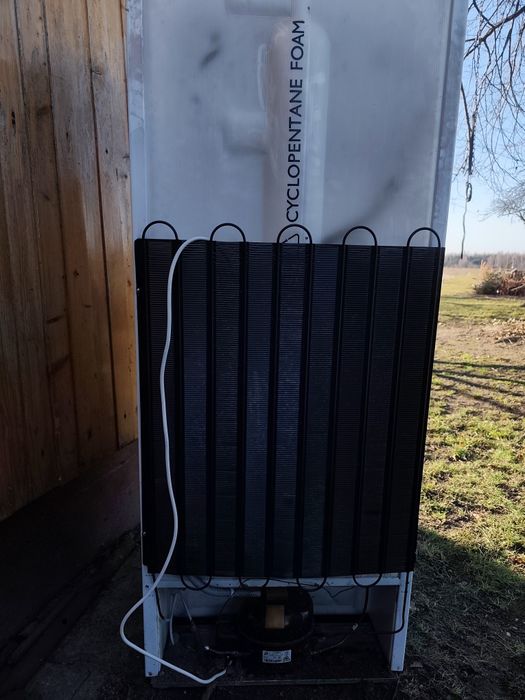 Lodówka Amica uszkodzona.