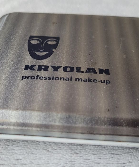 Profesjonalna, paleta marki KRYOLAN na 12 wkładów - używana.
