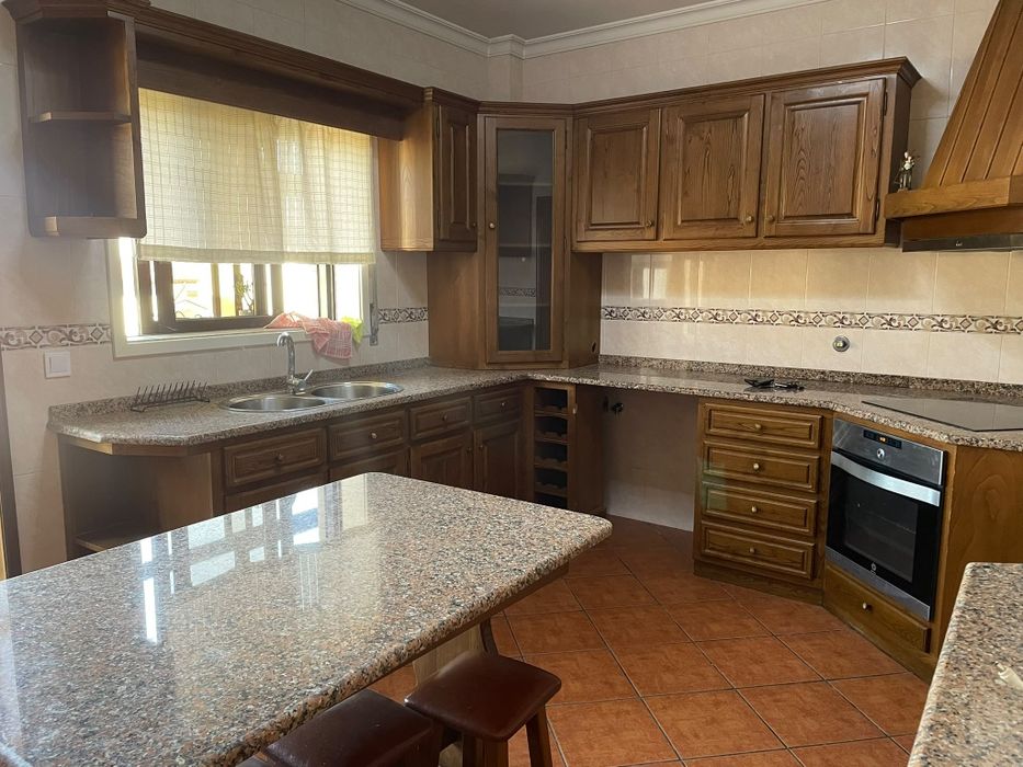 Cozinha Completa em Madeira e Granito + Placa e Forno (Negociável)