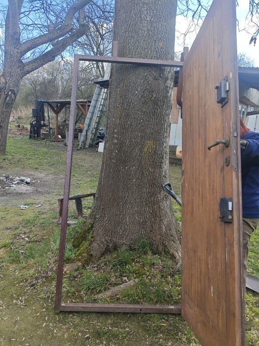 Drzwi drewniane że stalową ościeżnicaą