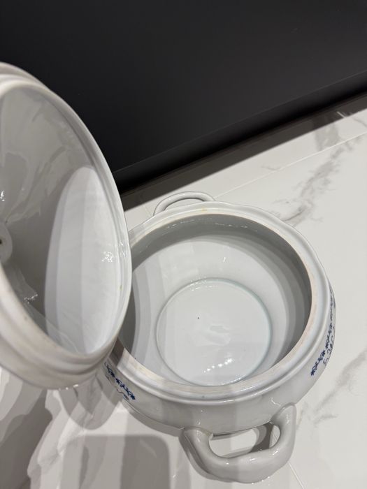 Waza ozdobna porcelana Książ biało niebieska