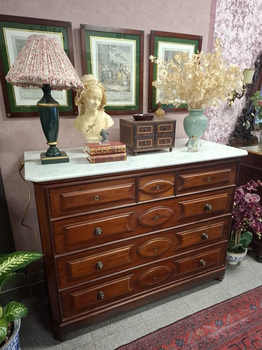 Cómoda Antiga de Grande Dimensão. Finais do Século XIX.