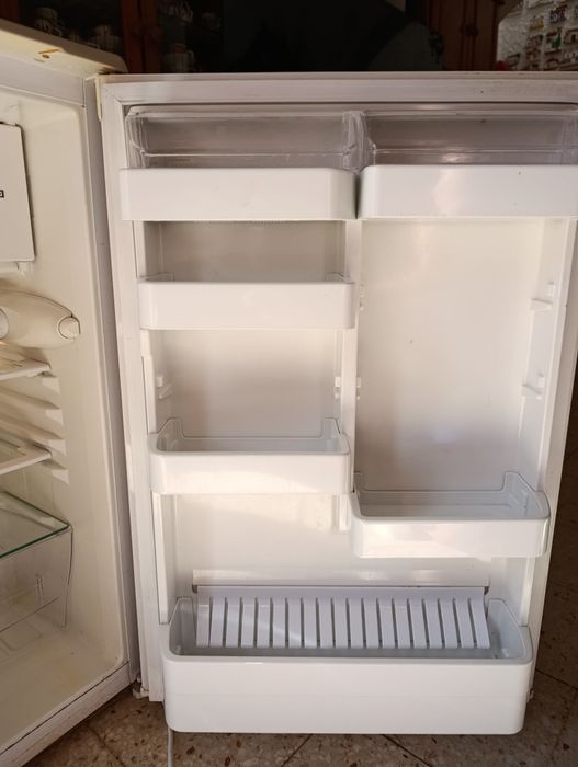 Frigorífico  em bom estado . Funciona tudo.