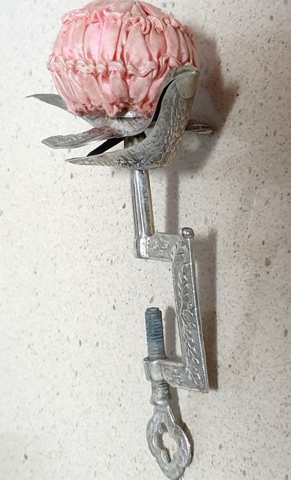 Fantástico acessório de costura Arte Nova com banho em prata