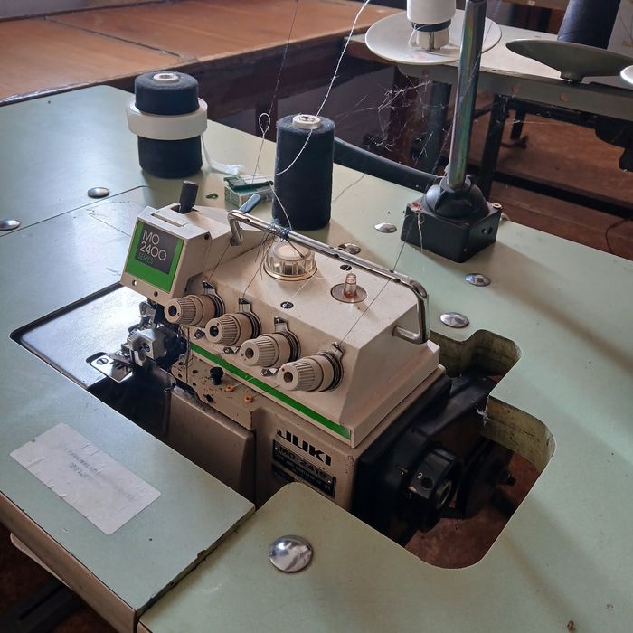 промисловий оверлок Juki серії MO-2400.