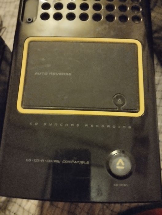 Музичний центр Філіпс .має в собі програвач дисків та касет.