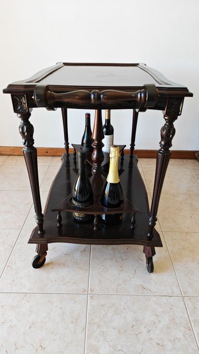 Mesa garrafeira com rodas