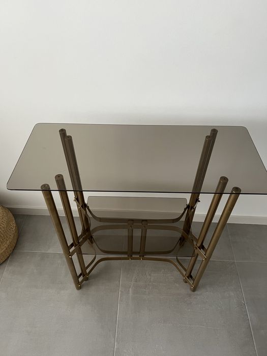 Mesa de vidro com pé dourado