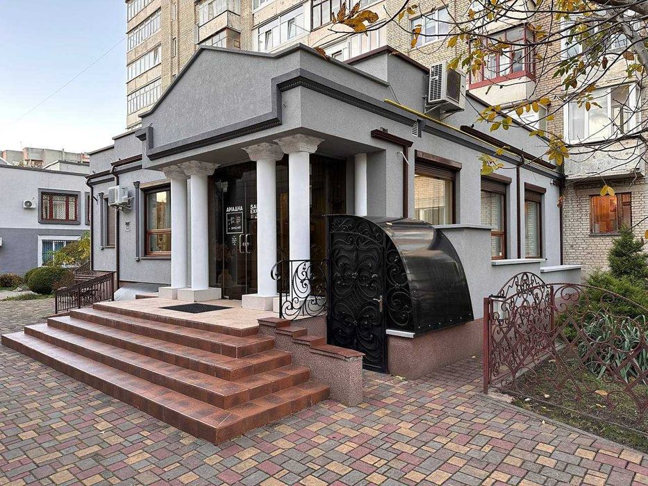 Продаж комерційного приміщення (діючий бізнес) біля Гостинця 447 м.кв.