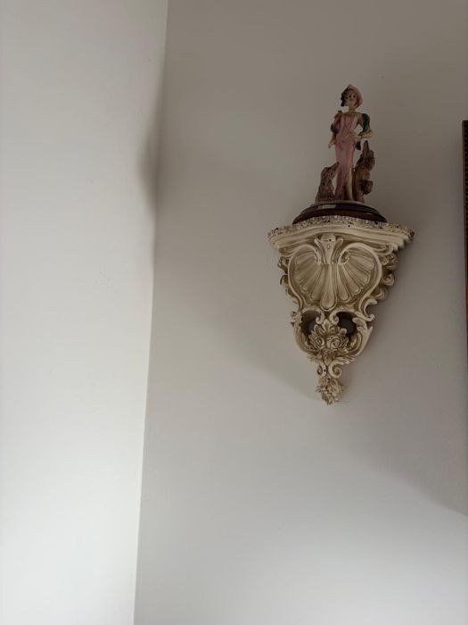 Duas peças, módulo de canto e estatueta 10€