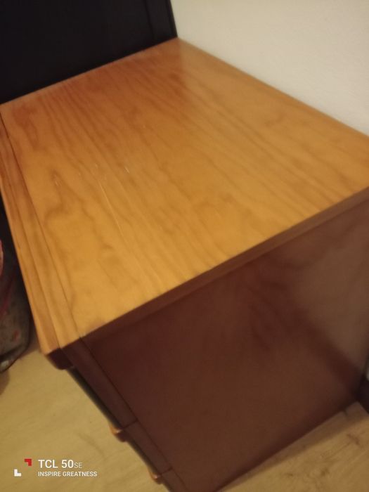 Mesinha de cabeceira em bom estado.